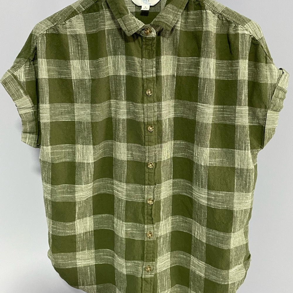 Women’s Size S (4-6) Short Sleeve Shirt